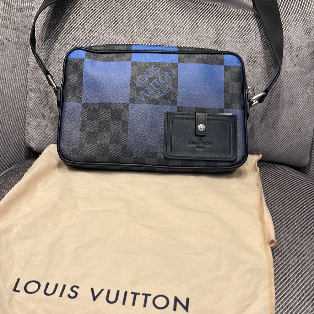 Alpha Messenger Bag Limited Edition Damier Graphite GiantVIEW	
Louis Vuitton